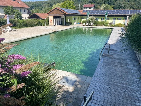  Blick auf das Naturbad Aura 